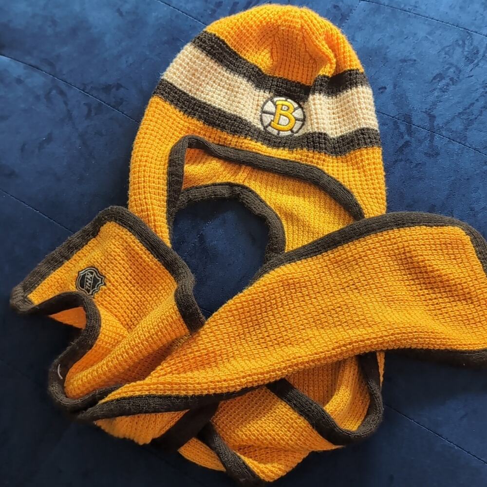 HTF Boston Bruins Winter Classic Hockey Hat with Attached Scarf Rare (B)
